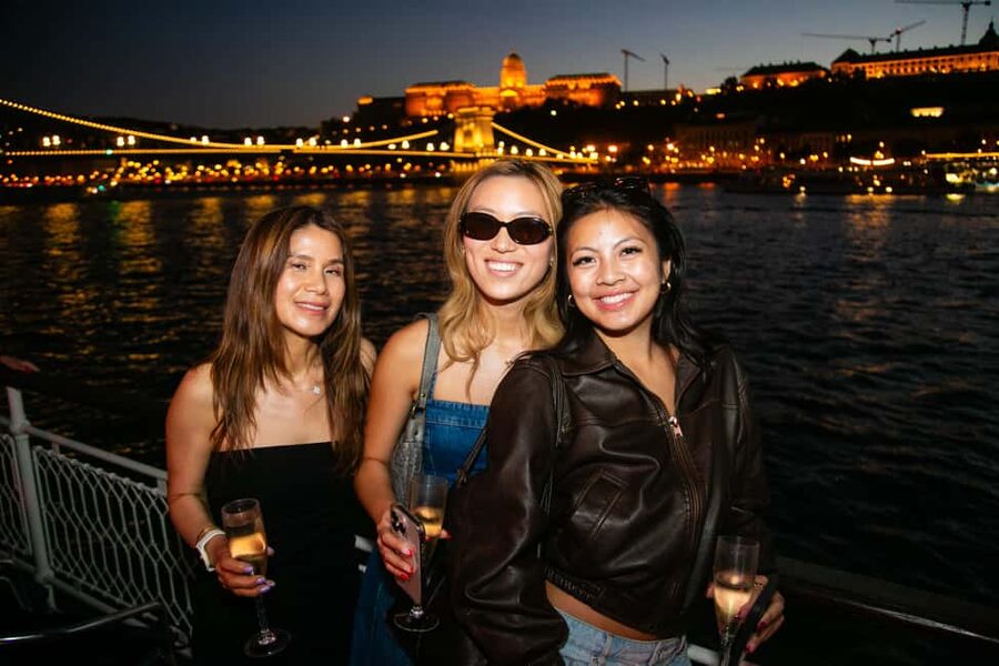 Budapest: Sip & Sail Danube Cruise with Prosecco Cocktails - Seating, music, and the atmosphere on board