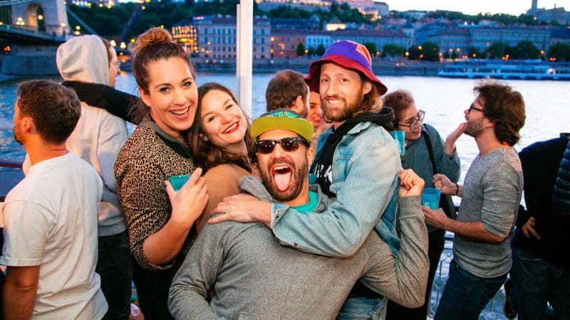 Budapest: Sip & Sail Danube Cruise with Unlimited Beer - Southern Budapest from Rákóczi Bridge to Müpa