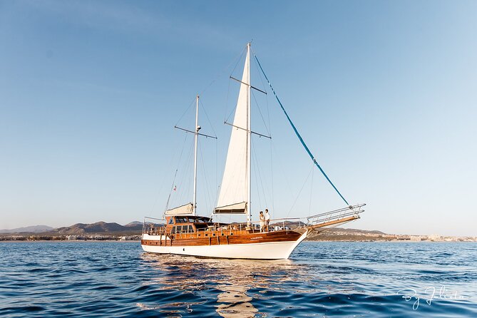 Cabo San Lucas Luxury Sailing Yacht and Dinner with a Chef - The Arch and Lovers Beach, Cabo’s essential coastal stops