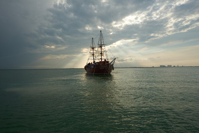 Cancun Lagoon Sunset Sailing Trip aboard classic Galeón with Dinner and Free bar - What the Ride Feels Like After Dark