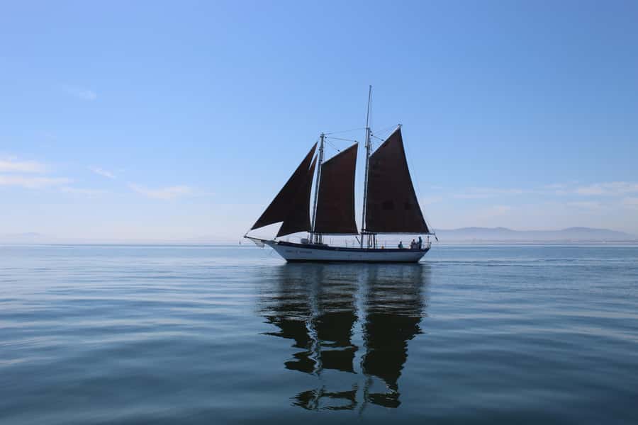 Cape Town: 1 Hour Table Bay Sailing Tour - Crossing Table Bay toward Milnerton lighthouse