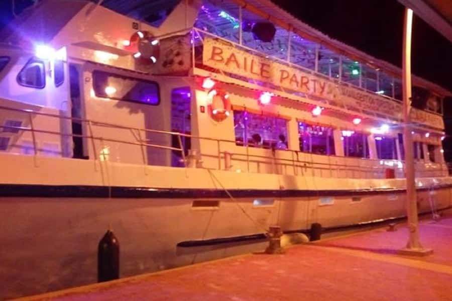 Cartagena: Buffet & party night,cocktails sailing in the bay - What kind of night is this?