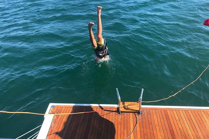 Cascais Private Sailing 2h Cruise with a drink - Praia de Carcavelos and the return trip