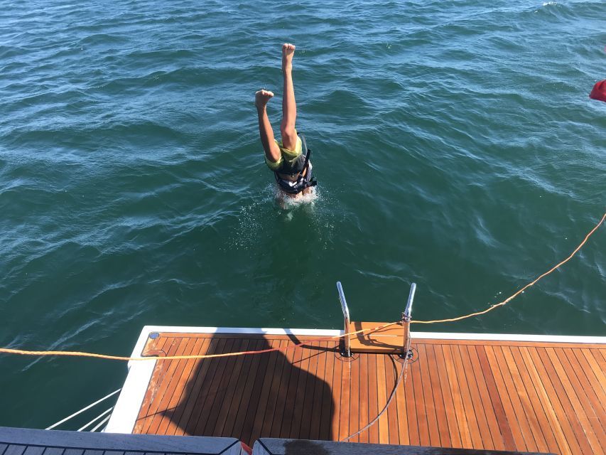Cascais: Sailing Tour with Drink - Why the crew matters on a flexible cruise