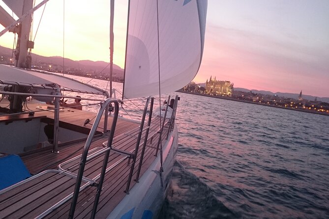 Catamaran sailing at sunset with tapas Palma de Mallorca - What the group size means on board