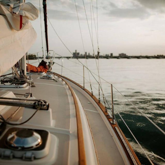 Detroit: Sailing Tour on the Detroit River - The two-hour route: Belle Isle, skyline, and Canada