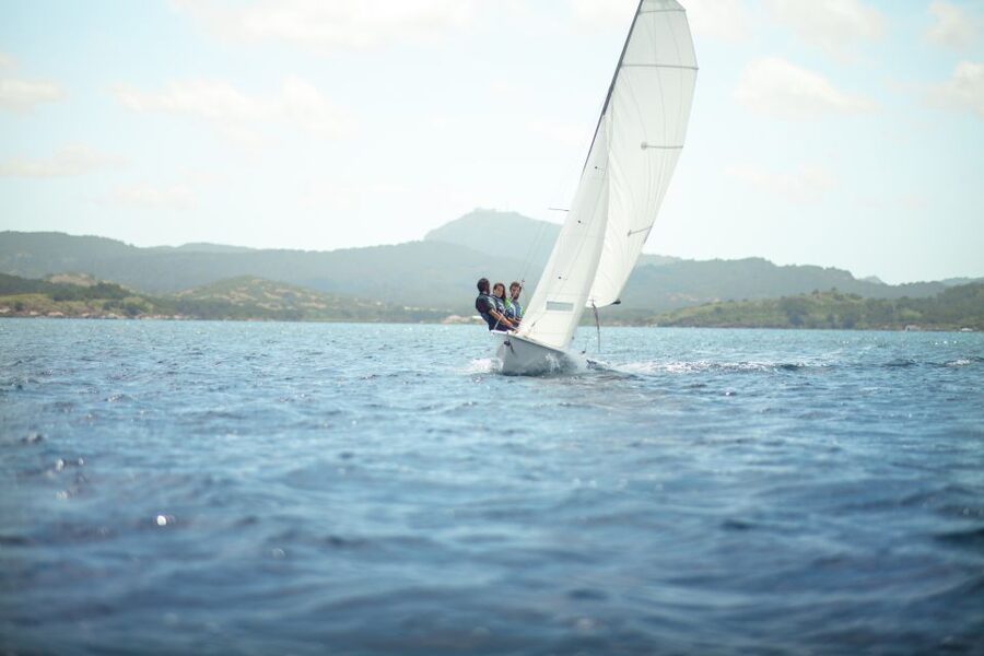 Dinghy Sailing Lesson in Menorca - The first sailing lesson: wind, boat, and controls