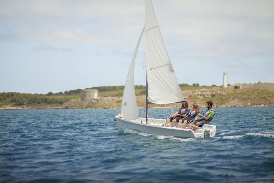 Dinghy Sailing Lesson in Menorca - What happens when you arrive at the cabins