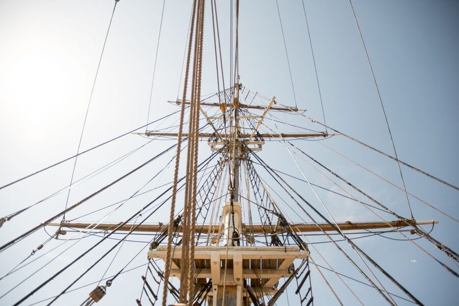 Dublin: Jeanie Johnston Tall Ship Irish Famine History Tour - Going below deck into cramped quarters