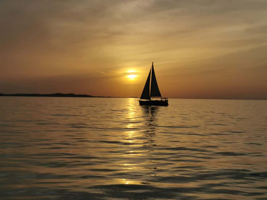 Elegant Sunset cruise under sails,large yacht,full comfort - Following the city channel under sail