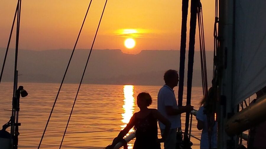 Estepona: Sunset Sailboat Cruise with Drink - Leaving from Door 6 at Estepona Port