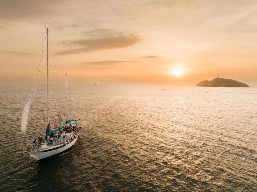 From Santa Marta: Sunset Sailboat Tour with 2 Beverages - Sunset near Taganga Bay