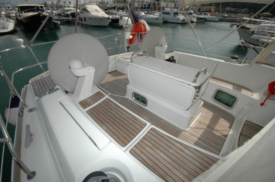 From Santa Teresa: Sailboat Tour to Corsica with Lunch - What the skipper adds to the day