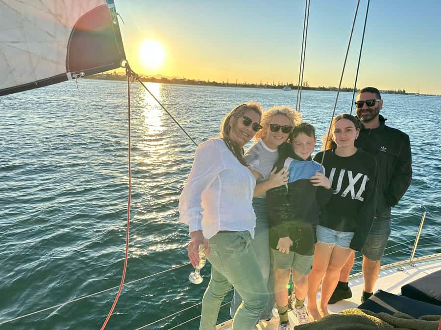 Gold Coast: Sunset Sailing Cruise incl food & drinks - Quick points before you book