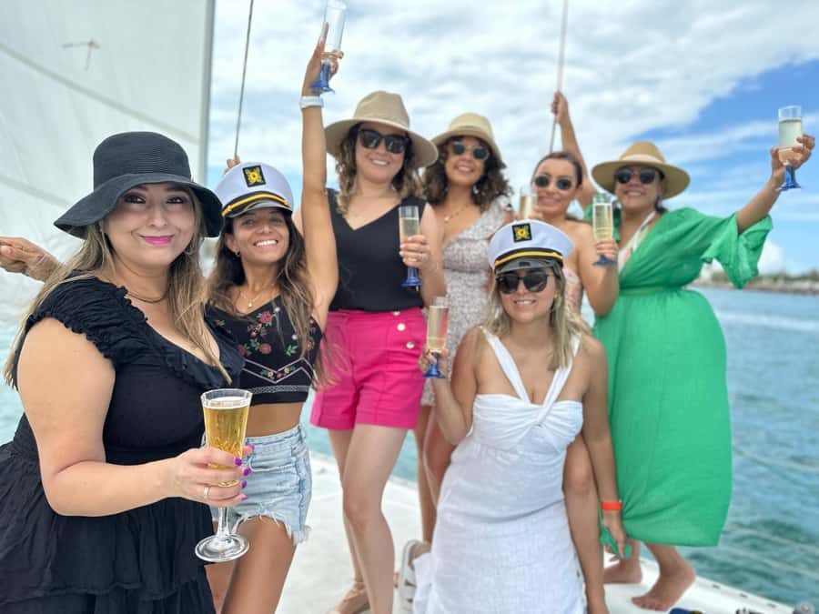 Gold Coast: Sunset Sailing Cruise incl food & drinks - Setting out from Seaworld Drive