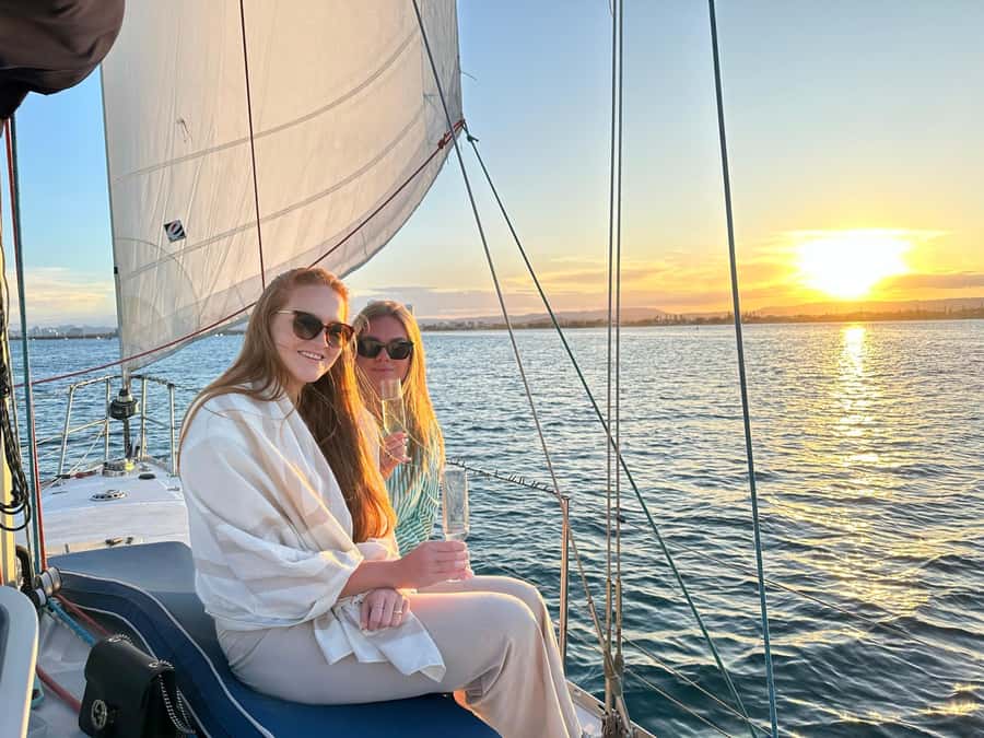 Gold Coast: Sunset Sailing Cruise incl food & drinks - Dolphins and the quieter pleasures of the trip
