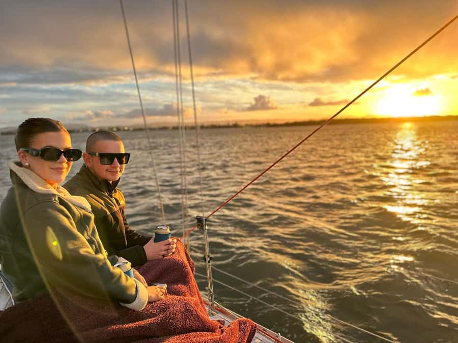 Gold Coast: Sunset Sailing Cruise incl food & drinks - Sailing the Gold Coast Broadwater