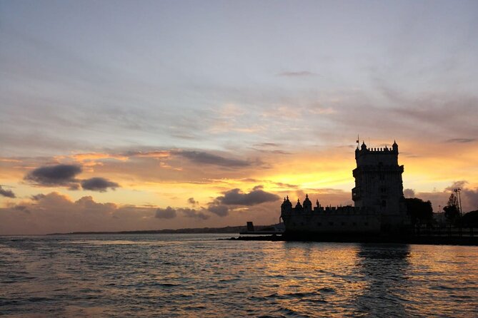 Golden Hour Boat Tour - Sailing by the Monuments with Wine - Morning or Sunset: Which Session Fits You?