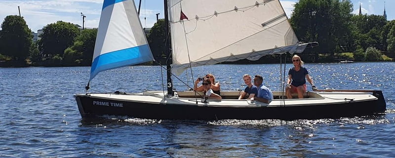 Hamburg: 1.5-Hour Sailing Sightseeing Tour on Aussenalster - Why the Aussenalster Is a Good Place to Sail