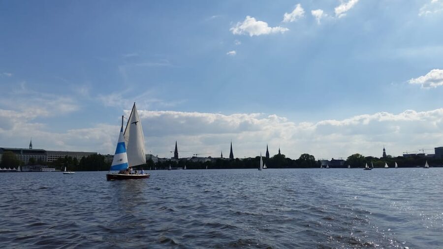 Hamburg: 1.5-Hour Sailing Sightseeing Tour on Aussenalster - A Private Boat Makes the Experience More Personal