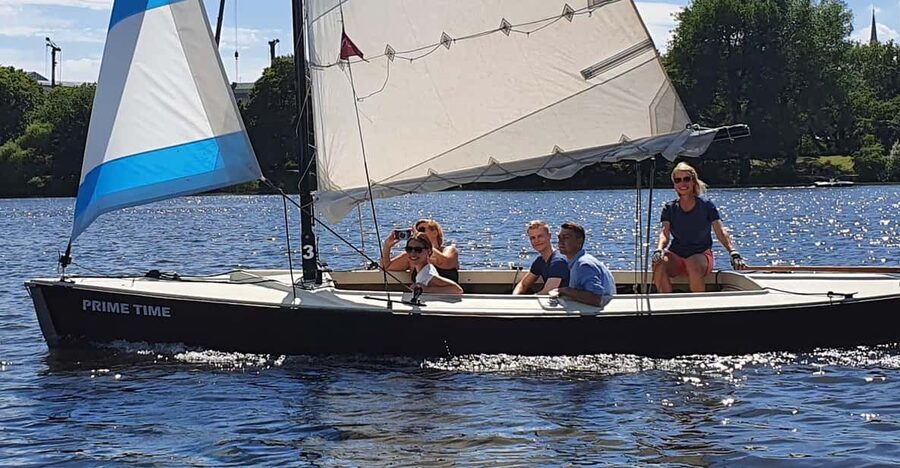 Hamburg: 1.5-Hour Sailing Sightseeing Tour on Aussenalster - What the Guide Adds to the Ride