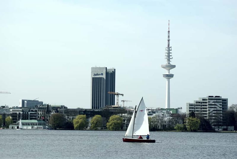 Hamburg: 1.5-Hour Sailing Sightseeing Tour on Aussenalster - What Happens During the 90-Minute Cruise