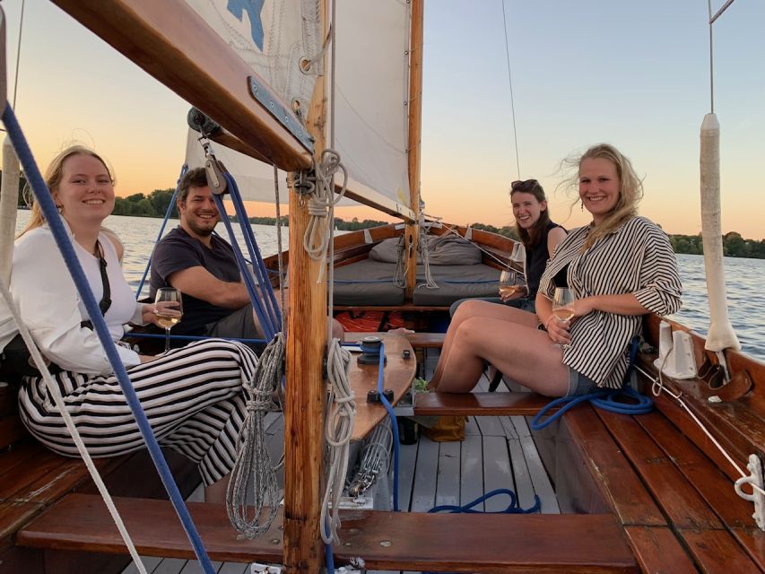 Hamburg: Alster River Sailboat Tour with Sundowner - What happens during the one-hour cruise