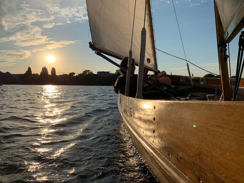 Hamburg: Alster River Sailboat Tour with Sundowner - The included drink and the sundowner mood