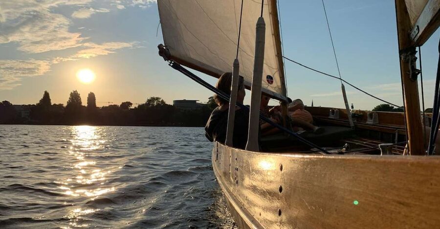 Hamburg: Alster River Sailboat Tour with Sundowner - The captain’s role and the language issue