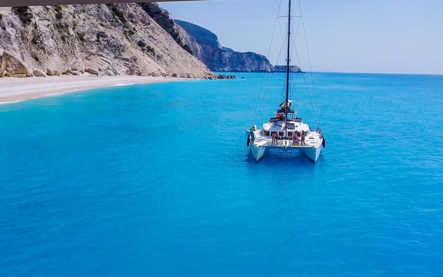 Heraklion: Catamaran Sailing to Dia island - Lunch, snacks, and drinks on the catamaran