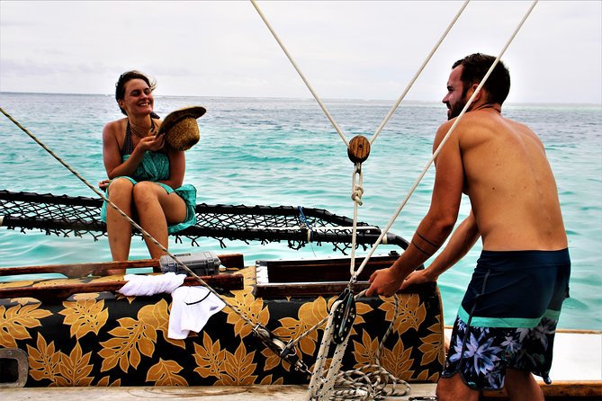 Introduction to sailing and discovering the lagoon - Fruit, drinks, and a simple Polynesian picnic touch