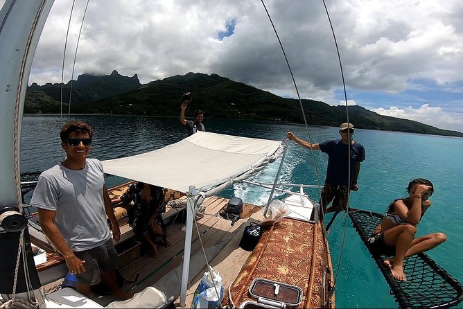 Introduction to sailing and discovering the lagoon - Learning to sail without feeling tested