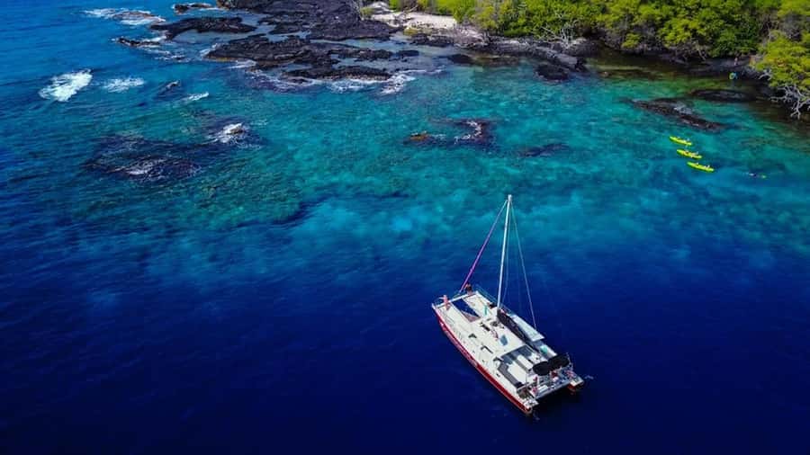 Kailua-Kona: Kealakekua Bay Snorkel and Sail with Lunch - Seeing the Captain Cook Monument from the sea