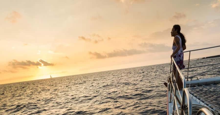 Kailua-Kona: Manta Ray Snorkeling and Sunset Sailing Cruise - Wetsuits, equipment, and the post-swim warm-up
