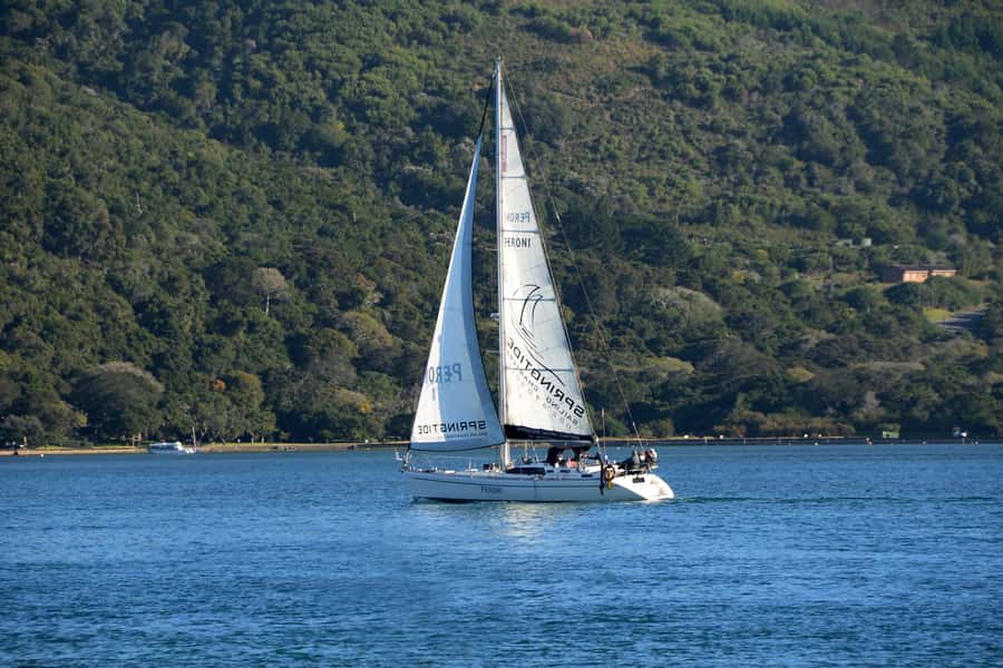 Knysna: 2.5-Hour Day Sail & Lunch Charter - What to wear and bring aboard