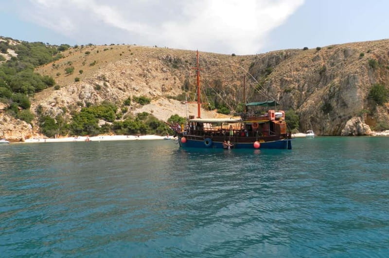 Krk : Sailing along the coasts of island Krk and Plavnik - Leaving Krk for a full coastal view