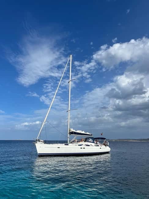 La Maddalena: daily sailing tour archipelago La Maddalena - Sailing, shade, and the boat itself