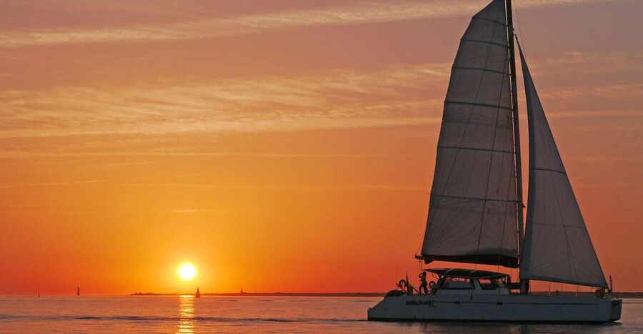 La Rochelle: 2-Hour Sunset Sailing Cruise - When the engine stops and the sails open