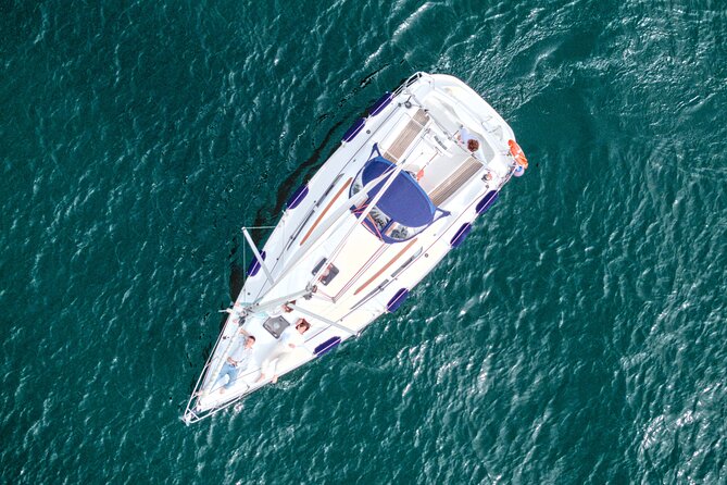 Lake Como Sailing Boat Group Tour Aperitivo & Prosecco Included - Boarding in Varenna and settling into the boat