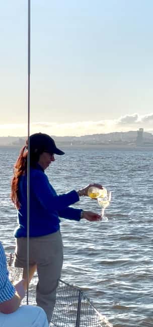 Lisboa:Sunset Sailing Tour at Tagus River with welcome drink - Key points at a glance