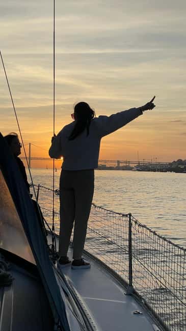 Lisboa:Sunset Sailing Tour at Tagus River with welcome drink - Commerce Square from the Tagus