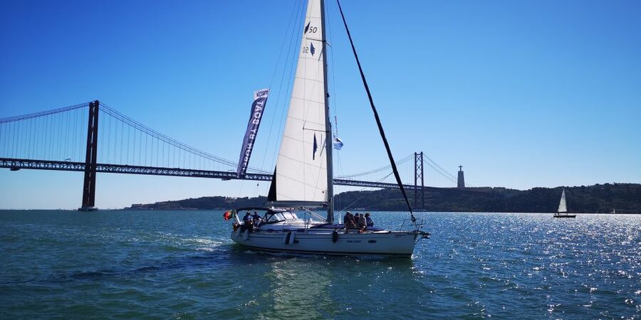 Lisbon: 2-Hour Sailing Yacht Cruise & Guided Tour w/2 drinks - Catching Praça do Comércio from the river