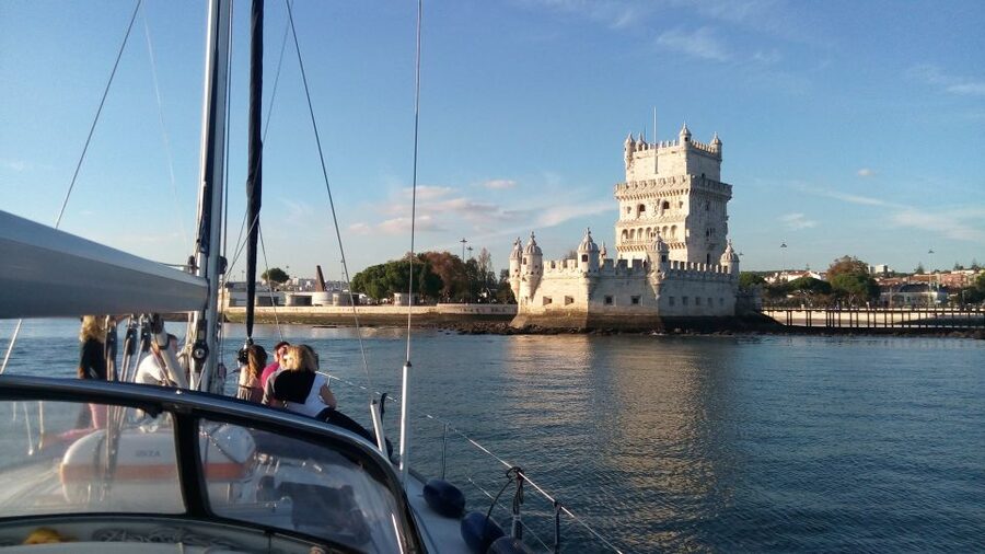 Lisbon: 2-Hour Sailing Yacht Cruise & Guided Tour w/2 drinks - Alfama, São Jorge Castle, and old Lisbon
