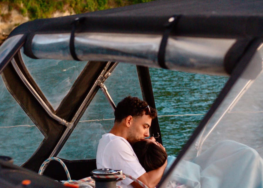Lisbon 2 Hours Sailing Day Tour and Cruise With Drinks - The sailing boat and onboard mood