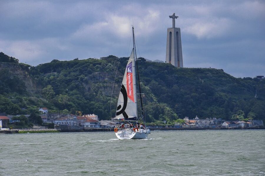 Lisbon 2H Private Tour by SAILBOAT / SAIL or POWER CATAMARAN - A private cruise that keeps the pace easy