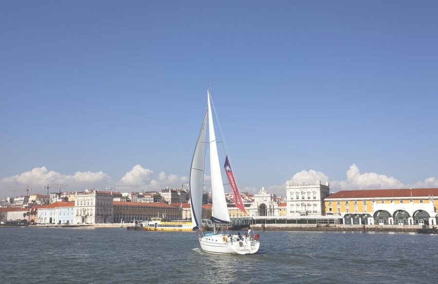 Lisbon 2H Private Tour by SAILBOAT / SAIL or POWER CATAMARAN - Practical clothing and boarding advice