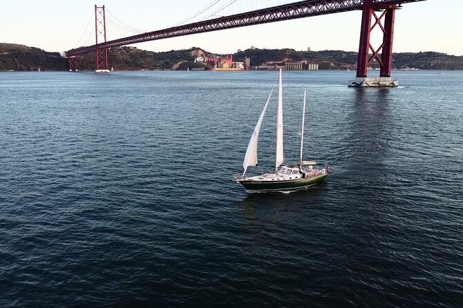 Lisbon 2H Sailing Boat Tour and Cruise With Drinks - What the drinks, snacks, and hosts add