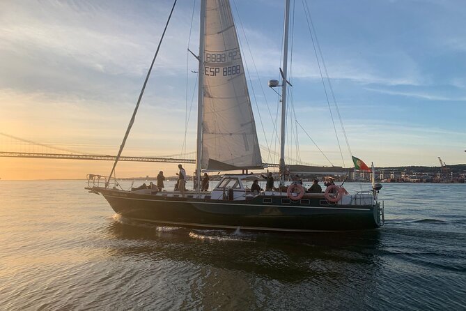 Lisbon 2H Sailing Boat Tour and Cruise With Drinks - Starting at Praça do Comércio and the old city