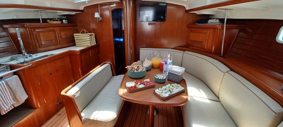 Lisbon: Boat Tour - the most Comfortable Sailboat - From the dock toward Praça do Comércio