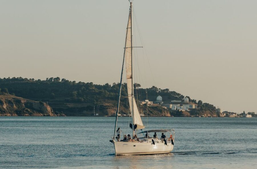 Lisbon: Boat Tour - the most Comfortable Sailboat - A welcome drink and an easy pace